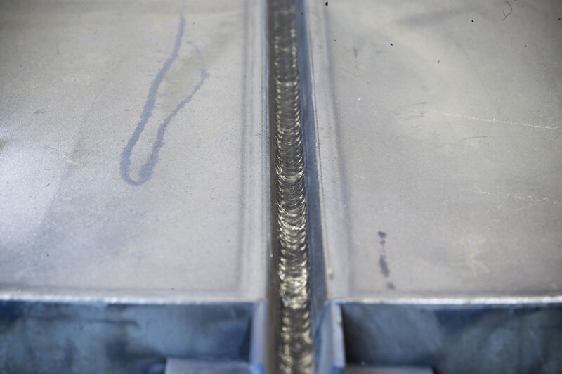 Aus vier Ringsegmenten mit einer Dicke von 50 und 60 Millimetern der Stahlsorte S355 fertigen die Valmont-Schweißer eine Bremsscheibe. Beim Fügeprozess setzen sie EWM-Schweißgeräte eine Fülldrahtelektrode mit der Klassifikation T466MM1H5 und ein Schutzgasgemisch M21 ein. (Bild: EWM)
