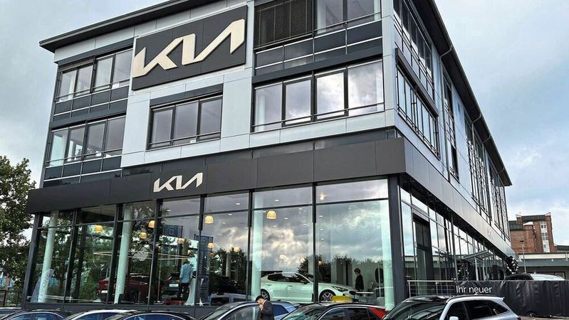 Hugo Pfohe hat im September in der  Hamburger Alsterkrugchaussee einen großzügigen  Kia-Store eröffnet.(Bild:  Hugo Pfohe)