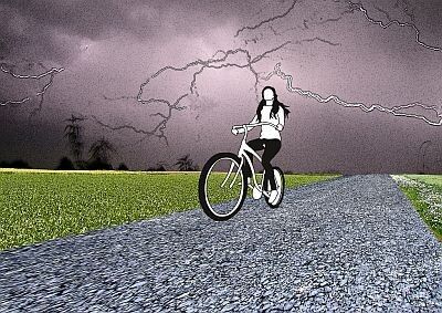 Rad- und Motorradfahrer müssen die Fahrt bei Gewitter auf jeden Fall unterbrechen, ein schützendes Gebäude aufsuchen oder mindestens drei Meter entfernt vom Fahrzeug in die Hocke gehen, möglichst auf Asphalt. (Bild: VDE)