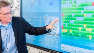 Dr. Peter Oel, Leiter E/E-Integration, Simulation und Test, vor der Übersicht aller Teststände. (VW)