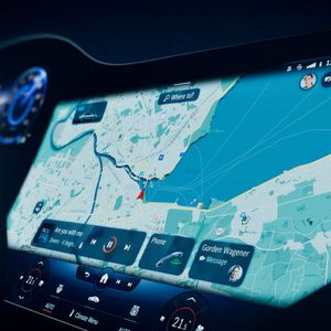 Der nun vor der Premiere des EQS vorgestellte „Hyperscreen“ deckt das komplette Armaturenbrett von einer Fahrzeugseite zur anderen ab.(Bild:  Daimler)