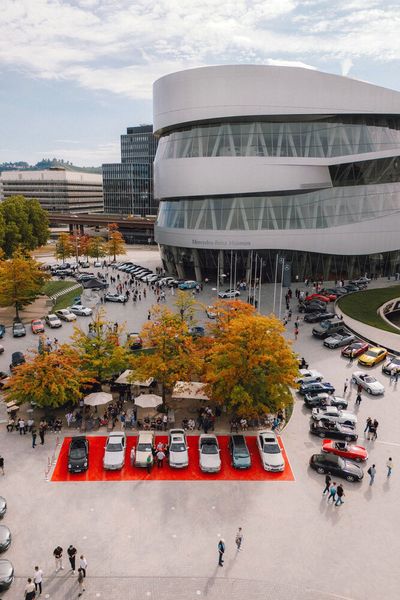 Zu Classics & Coffee kommen regelmäßig mehrere Hundert klassische Automobile aus Stuttgart und der Region, teilweise sogar aus dem Ausland. Die Teilnahme ist kostenfrei, eine Voranmeldung ist nicht notwendig. (Bild: Mercedes-Benz AG)