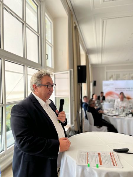 Wettbewerb, Innovation, Zukunft: Wie können wir unsere Betriebsfähigkeit sicherstellen und gleichzeitig neue Geschäftsfelder erschließen? Essentielle Fragestellungen, die Rudolf Hotter, Vorstand der CANCOM, in seinem Impulsstatement verdeutlichte. (Bild: Vogel IT-Akademie)