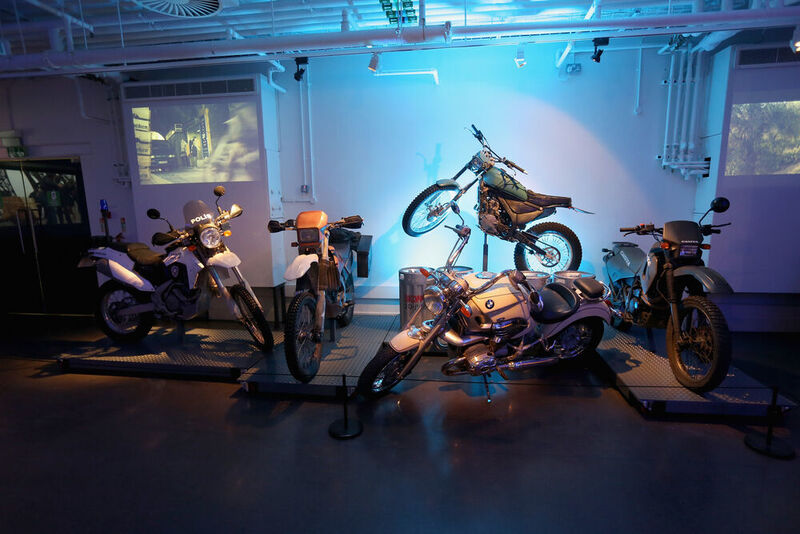 Motorräder aus „Skyfall“ (2012, „Der Morgen stirbt nie“ (1997) und „Golden Eye“ (1995). (London Film Museum)