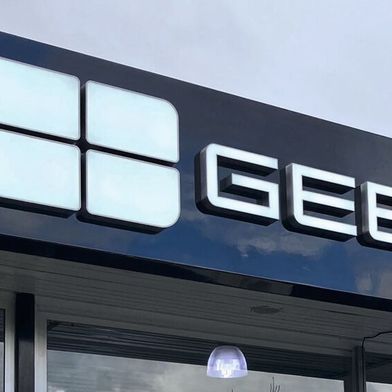 Der Hauptbetrieb der Kohl-Gruppe in Aachen war das erste deutsche Autohaus mit Geely-Außen-CI an der Fassade. (Bild: Rehberg/VCG)
