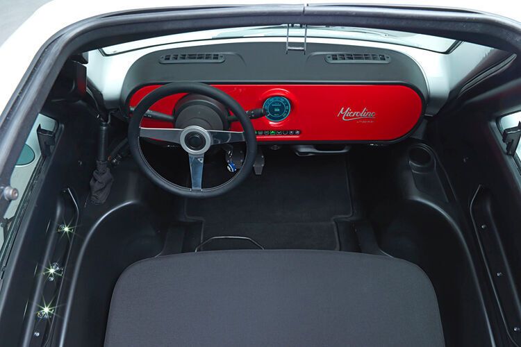 Das Cockpit des Microlino ist aufgeräumt und überschaubar. (Microlino)