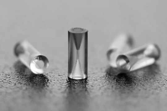 Quarzglas-Ferrulen mit einem Innendurchmesser von 126 µm, der dem Außendurchmesser von Standard-Glasfasern entspricht. Solche Ferrulen werden im Allgemeinen zur Befestigung und Verbindung von blanken optischen Glasfasern verwendet. Aufgrund des niedrigen und perfekt abgestimmten thermischen Ausdehnungskoeffizienten der Quarzglasferrule und der optischen Glasfaser ist UpQuartz ein ideales Material für diese Anwendung.(Bild:  UpNano)