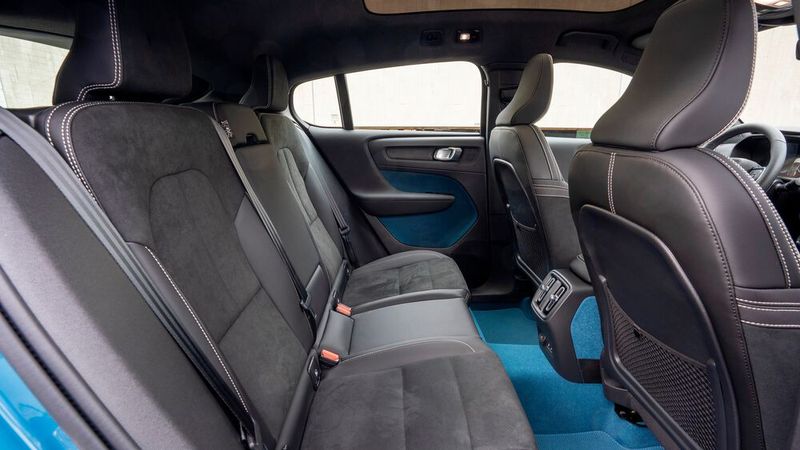 Die Kopffreiheit der Fondpassagiere leidet unter der abfallenden Dachlinie. (Bild: Volvo)