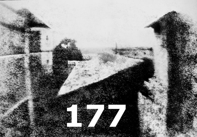 Jahre sind seit der Erfindung der Fotografie vergangen. Die älteste Fotografie wurde 1826 über 8 Stunden auf einer asphaltbeschichteten Zinnplatte belichtet. Heute können 600 Milliarden Bilder pro Sekunde geschossen werden. Damit lässt sich die Ausbreitung von Licht beobachten. (gemeinfrei)