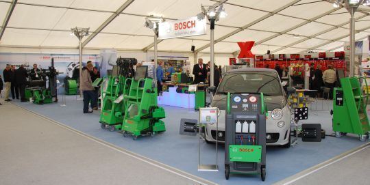 Die Messebesucher konnten sich bei den 110 Ausstellern bezüglich Werstattausrüstung und Zulieferteile informieren. (Archiv: Vogel Business Media)