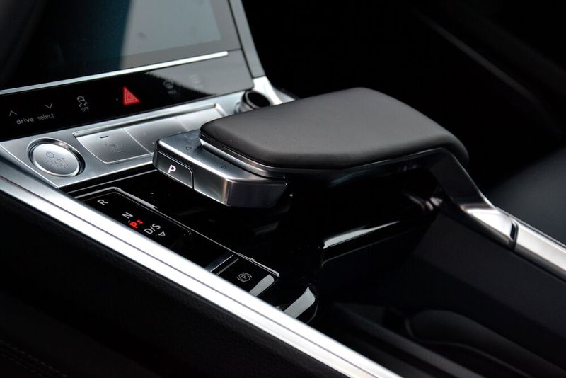 Über dieses schicke Wählhebeldesign freut sich vor allem der Fahrer.  (Bild: Michel/»kfz-betrieb«)