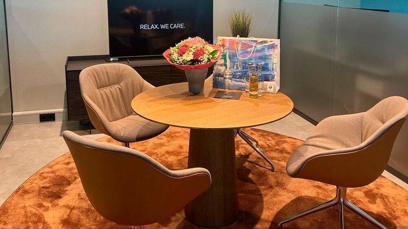 Die Gestaltung des Autohauses ist auf eine hohe Aufenthaltsqualität ausgerichtet. (Bild: Weller)