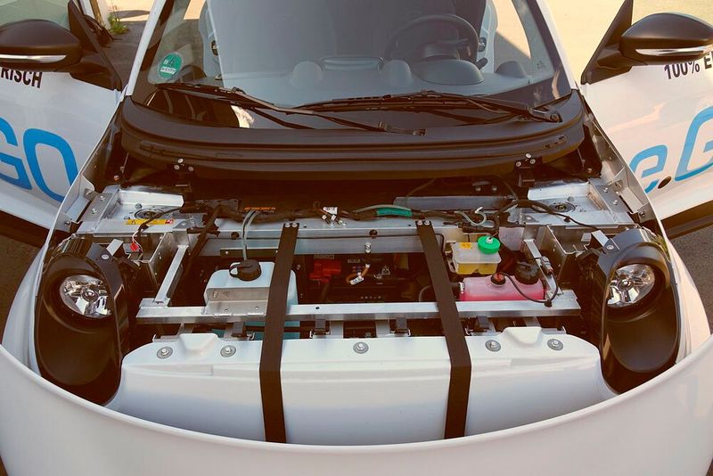 Die Motorhaube lässt sich nicht aufklappen, sondern sie muss abgenommen werden. Viel mehr als Waschwasser auffüllen gibt es aber nicht zu tun. (Bild: Rosenow/»kfz-betrieb«)