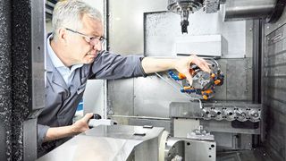 Besonders effektiv: Die innere Kühlschmiermittelzufuhr durchs Werkzeug und die externe Kühlung sparen Heinrich bei Aluminium echte Sekunden ein und sorgen so für mehr Produktivität.  (Starrag/Ralf Baumgarten)