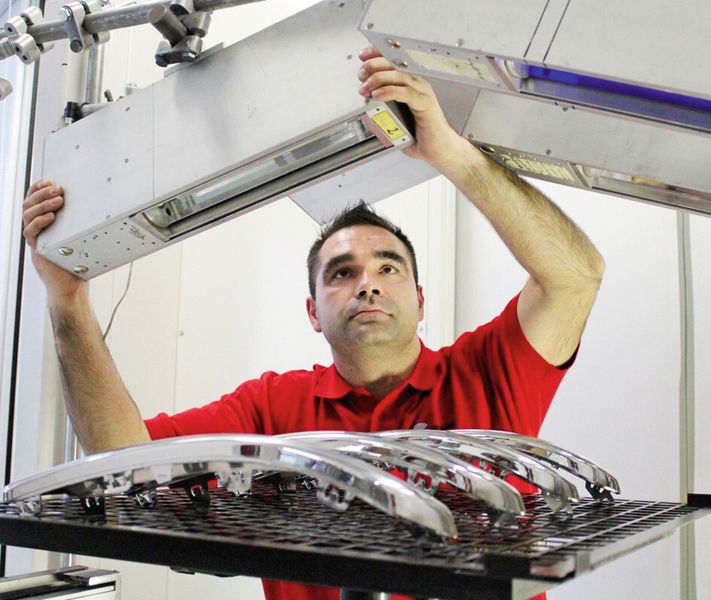 Bild 4: Neue Entwicklungen in Bereich der Anlagetechnik und bei Lacken erweitern das Anwendungsspektrum der UV-Technik in der Industrie kontinuierlich. (Bild: Sprimag)