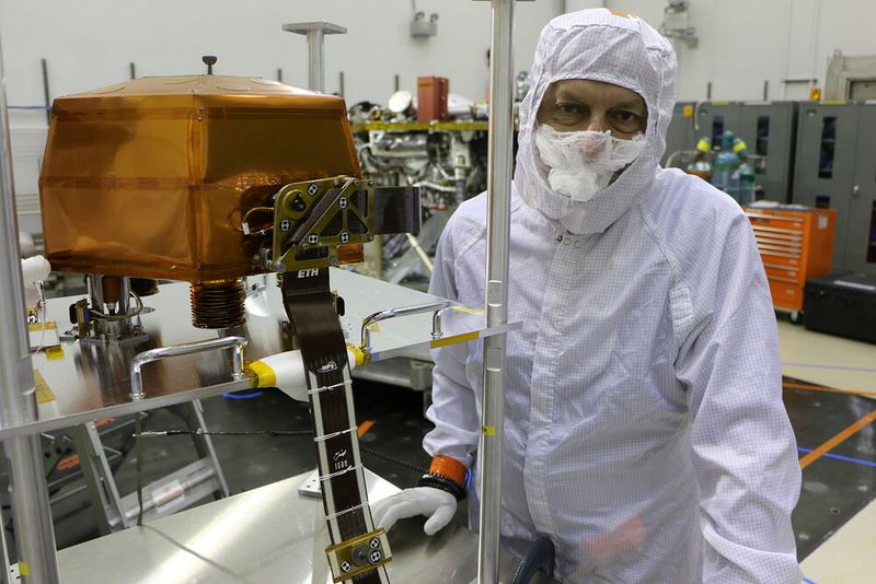 ETH-Professor Domenico Giardini bei Tests des Seismometers im Labor. (Bild: ETH)