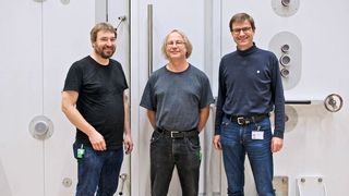 v.l.: Georg Bison, Bernhard Lauss und Klaus Kirch vor der Tür des Abschirmraums.  (Bild: Paul Scherrer Institut/Markus Fischer)