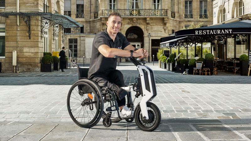 Den „E-Puller“ hat Toyota gemeinsam mit dem Mobilitäts-Startup Klaxon entwickelt. Er verwandelt einen klassischen Rollstuhl in eine batterieelektrische Mobilitätslösung. (Bild: Autoren-Union Mobilität/Toyota)