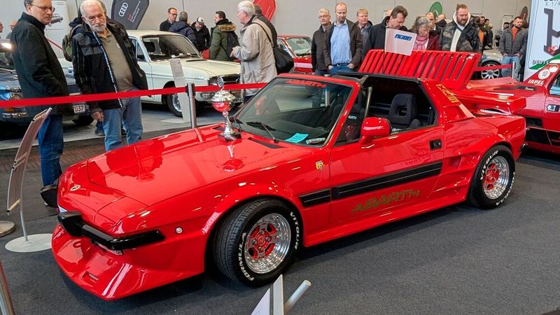 Der Fiat X1/9 ist ein kleiner Sportwagen, den Fiat bzw. Bertone von 1972 bis 1988 baute. Entworfen und entwickelt wurde das Auto von der Carozzeria Bertone.  (Bild: Dominsky – VCG)