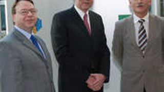 Die Macher des Dekra-Mängelreports (von li.): Reiner Sauer, Fachgebietsverantwortlicher im Bereich Entwicklung Prüftechnik, Clemens Klinke, Vorsitzender der Geschäftsführung der Dekra Automobil GmbH, und Hans-Jürgen Mäurer, Leiter des Bereichs Entwicklung Prüftechnik (Archiv: Vogel Business Media)