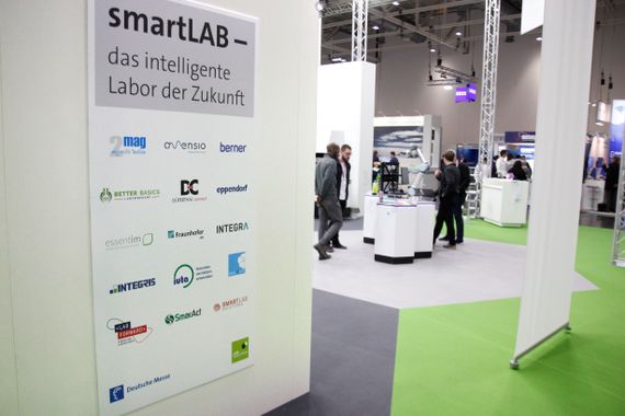 Smartlab auf der Labvolution 2023  Sechs Ecken, sechs Stationen – Das Smartlab auf der Labvolution 2023 in Hannover zeigt Anwendungsbeispiele zu digitaler Transformation, Automation und Kollaboration im Labor.  Ein Zusammenschluss aus 14 Unternehmen präsentiert auf einer eigenen Aktionsfläche ihre Anwendungsbeispiele für Automatisierungstechnik, Optimierung von Workflows, Robotik und künstliche Intelligenz. Geleitet wird das Konzept wie auf den drei vorigen Ausgaben der Labvolution vom Kooperationspartner Smartlab Solutions aus Dresden.               Die Partner des Smartlab 2023:        Smartlab Solutions GmbH (Federführung)     Eppendorf AG     2mag AG     Better Basics Laborbedarf GmbH     Düperthal Sicherheitstechnik     Essentim GmbH     Kreativraum GmbH     Integris LIMS GmbH     Labforward GmbH     Berner International GmbH     Institut für Umwelt & Energie     Technik & Analytik e. V. (IUTA)     Fraunhofer IPA     Amensio GmbH     Smar Act GmbH      Integra Biosciences GmbH   (LABORPRAXIS, C. Lüttmann)