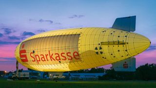 Wenn Theo nachts beleuchtet ist, kann man die drei Luftkammern, auch Ballonettes genannt, genau erkennen. Deren Inhalt ist variabel, um die Druckschwankungen des großen Innenraums auszugleichen. (Bild: WDL Luftschiffgesellschaft mb)