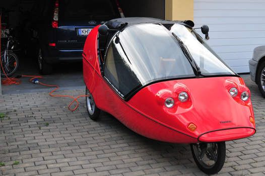 Auch heute kann man schon rein elektrisch angetriebene Fahrzeuge kaufen. Sie stammen aus in Handarbeit gefertigter Kleinserie und sind, wie das Twike, entweder sehr teuer... (Archiv: Vogel Business Media)