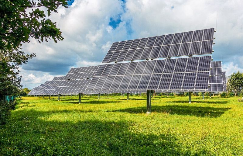 Solarzellen sind eine Möglichkeit, umweltfreundlich Strom zu erzeugen (Symbolbild). (gemeinfrei, mrganso)