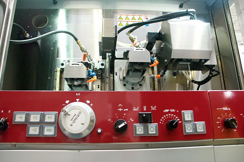 Mit der Maschinenausführung «UPZ 210 Li II-2 Double Eagle» erhöht der Anwender zusätzlich die Produktivität und spart Zeit und Kosten ein. Denn die Mikro-Profilschleifmaschine ist mit zwei separaten Schleifspindeln ausgerüstet. (Okamoto)
