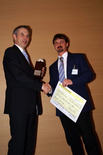Geteilter 2. Platz beim Maintainer 2008: Stephan Nowak (r.), Leiter Instandhaltung TRW Automotive, mit Gastgeber Thomas Cook. Bild: Frank Fladerer (Archiv: Vogel Business Media)