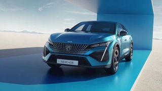 Peugeot kehrt mit dem 408 nach über einem Jahrzehnt wieder zurück.  (Bild: Peugeot)