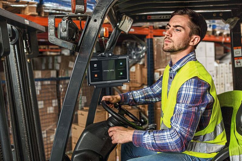 Für den Bereich Transport und Logistik bietet Getac ein großes Sortiment robuster, für den jeweiligen Anwendungsbereich konfigurierbarer Tablets, die sich mit einer Hand leicht befestigen und abnehmen lassen. (Bild: Getac)