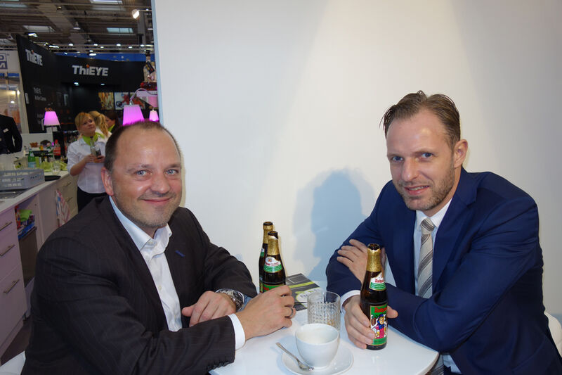 Sven Buchheim, bluechip, und Björn Siewert, S&K gönnen sich ein Feierabend-Bier. (Bild: IT-BUSINESS)