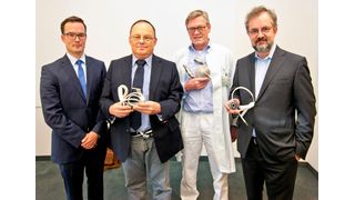 Dr. Jan Schmitto, Patient Uwe S., Professor Dr. Axel Haverich und Professor Dr. Martin Strüber von der Medizinischen Hochschule Hannover mit unterschiedlichen Modellen des Heartmate. (Bild: MHH/Kaiser)