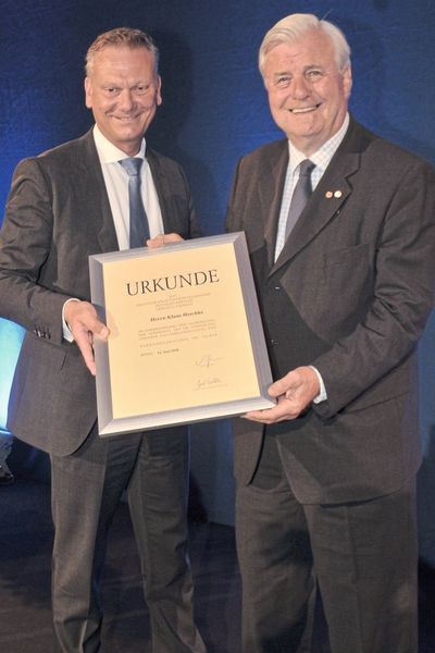 Vier Jahrzehnte für das Kfz-Gewerbe: ZDK-Vorstandsmitglied Arne Joswig (li.) zeichnet Klaus Heschke aus. (Bild: Zietz/»kfz-betrieb«)