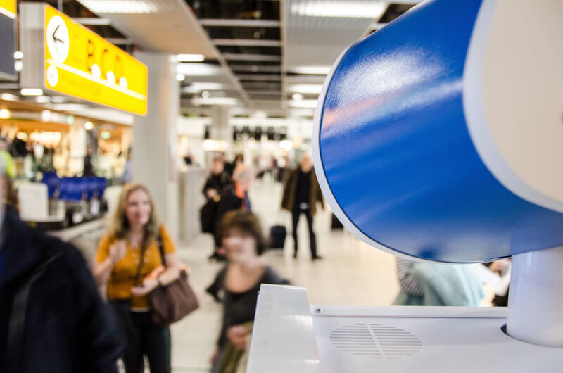 Spencer scannt die Bordpässe von Passagieren, prüft, ob die Gruppe vollständig ist und begleitet sie selbstständig durch den Flughafen. Reisende sollen mit dieser Hilfe immer rechtzeitig am richtigen Gate ankommen und Flughafenmitarbeiter entlastet werden. (Bild: KLM)