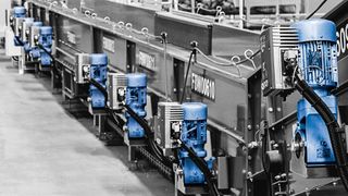 Insbesondere in großen Intralogistikprojekten können durch eine ausgewogene Kombination aus Variantenreduzierung und Energieeffizienz reduzierte Gesamtbetriebskosten (TCO) erreicht werden. (Bild: Nord Drivesystems)