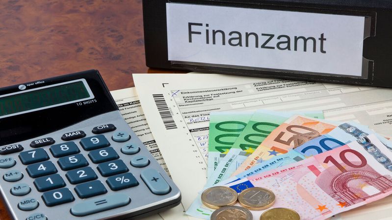 Digitale Tools werden für die Steuererklärung zunehmend genutzt, aber immerhin noch 17 Prozent der Befragten geben ihre Erklärung auf Papier ab.(Bild: ©  Gina Sanders – stock.adobe.com)