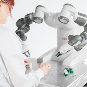 ABB setzt konsequent auf die vorausschauende Instandhaltung. Mithilfe entsprechender Sensorik überwacht der Technologiekonzern den Wartungsbedarf seiner Roboter auf fünf Kontinenten und kann so Reparaturen veranlassen, bevor Defekte auftreten. Mit IoT ist auch der kollaborative YuMi-Roboter verbunden. Er akzeptiert Eingaben über Ethernet und "versteht" diverse Industrieprotokolle.