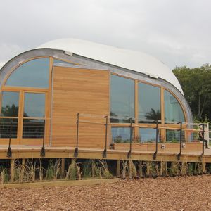 Im Rahmen dieses internationalen Wettbewerbs sind Studenten weltweit aufgerufen, über einen Zeitraum von zwei Jahren energieeffiziente solarbetriebene Häuser zu entwerfen, zu bauen und zu betreiben.
