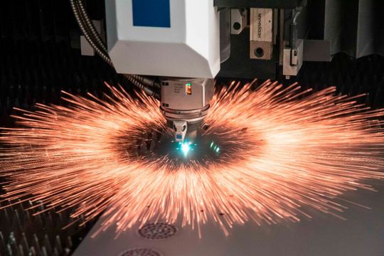 Die Blechbe- und -verarbeitung, aber auch die Herstellung von Blech, sind energieintensiv. Das macht einen großen CO2-Fußabdruck. Doch die Experten von Trumpf, Thyssenkrupp Materials Services und des Fraunhofer IPA lassen sich etwas dagegen einfallen. Lesen Sie!(Bild:  Trumpf)