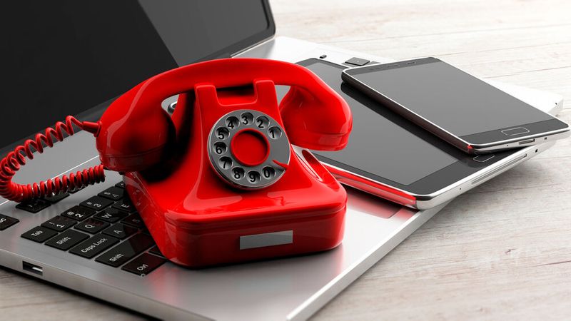 Der technische Aspekt: Technische Probleme gehören leider wie das Internet selbst zur digitalen Arbeitswelt. Ein reaktionsschneller IT-Support ist zwar das beste Mittel dagegen, doch dieser fehlt vielerorts. Darüber hinaus beschweren sich viele Menschen im Homeoffice über komplizierte Collaboration-Tools, die die Zusammenarbeit eher erschweren als erleichtern.  (Bild: Rawf8 - stock.adobe.com)