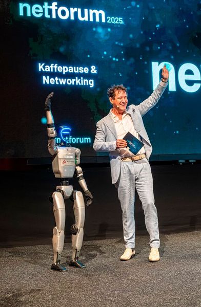 Ungewöhnlicher Besuch auf der Hauptbühne: Moderator Dietmar Dahmen zusammen mit René Vogels humanoidem Roboter. (Bild: dtm group)