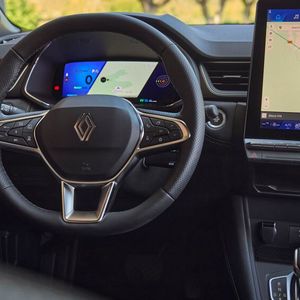  Da auf dem großen Touchscreen Google als Basisbetriebssystem läuft, geht die Bedienung intuitiv von der Hand.(Bild:  Renault)