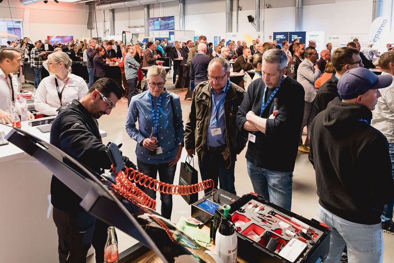 In den Vortragspausen boten sich vielfältige Möglichkeiten, sich über neue Produkte und Services zu informieren. So manches ließ sich auch am „lebenden Objekt“ bestaunen. (Bild: Stefan Bausenwein)