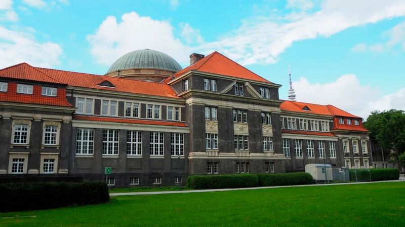 Das Hauptgebäude der Universität Hamburg. Die Hochschule muss jetzt das Rechenzentrum sanieren.(Bild:  Universität Hamburg - Edifici principal /Teresa Grau Ros / CC BY-SA 4.0)