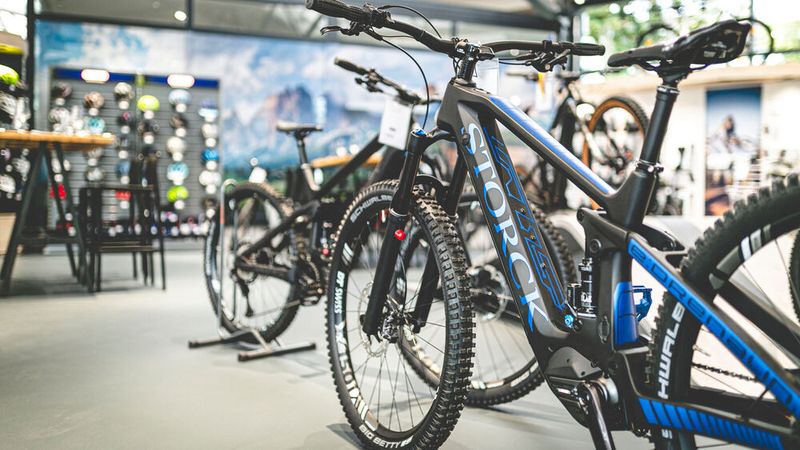 Kunden finden im Store Bikes in einem breiten Preissegment von gut 2.000 bis über 12.000 Euro. (Bild: Philip Fuhrmann)