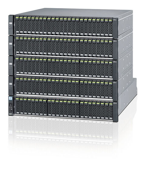 Die Kapazität kann bei den Eternus-DX-S4-Geräten durch Disk-Enclosures vergrößert werden. Hier das Modell DX200 mit vier Erweitungsboxen. (Fujitsu)