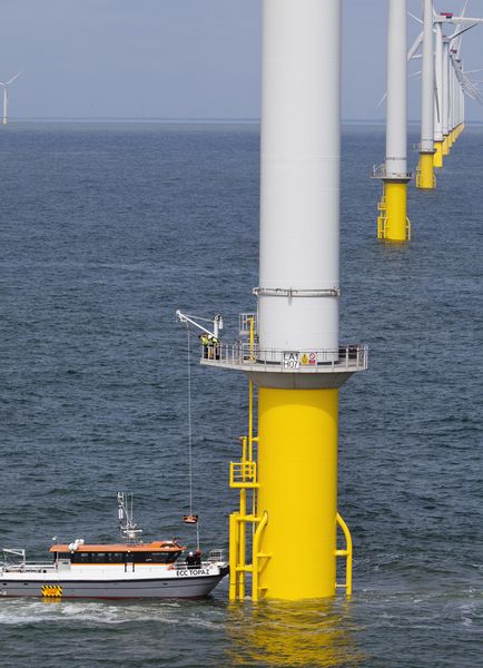 Ein Team aus Siemens-Servicetechnikern und Mitarbeitern von Dong Energy wird die 175 Windturbinen warten. In einer Betriebs- und Wartungsstation in Ramsgate werden rund 70 Wind-Servicetechniker und 20 Bürokräfte arbeiten – davon 35 Siemens-Mitarbeiter. Vor Ort werden zudem sechs Wartungsschiffe vorgehalten. Das Bild zeigt ein Service-Boot an einem Übergangsstück einer Windturbine bei London Array. (Bild: Siemens)