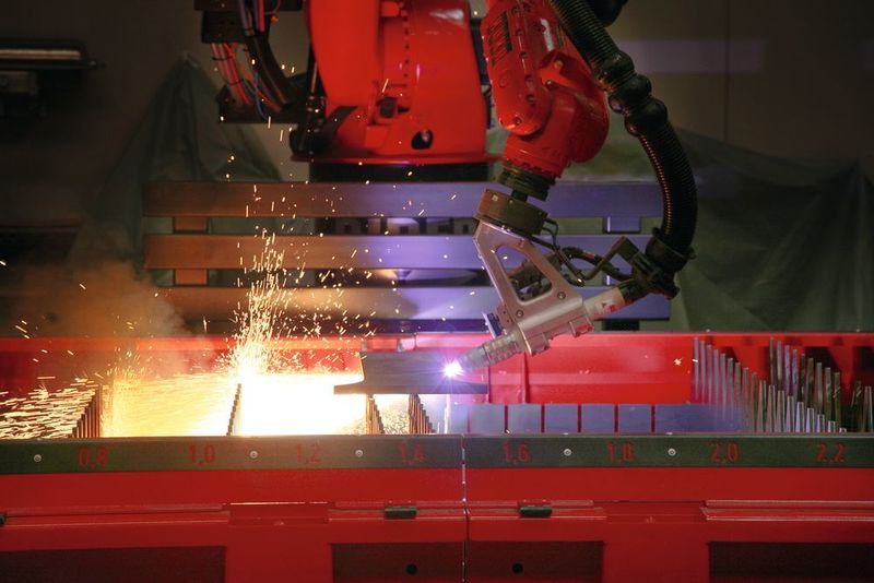 Stürmsfs in Goldach hat seine Produktion mit der Roboterschneidanlage Biber von Erl ausgestattet. (Erl Automation)